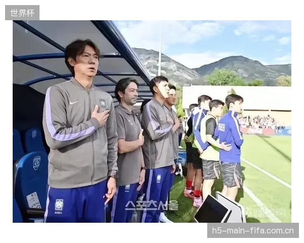 洪明甫教练或将移植3-4-3防反体系，黄仁范在费耶诺德的调度能力是战术成功关键。